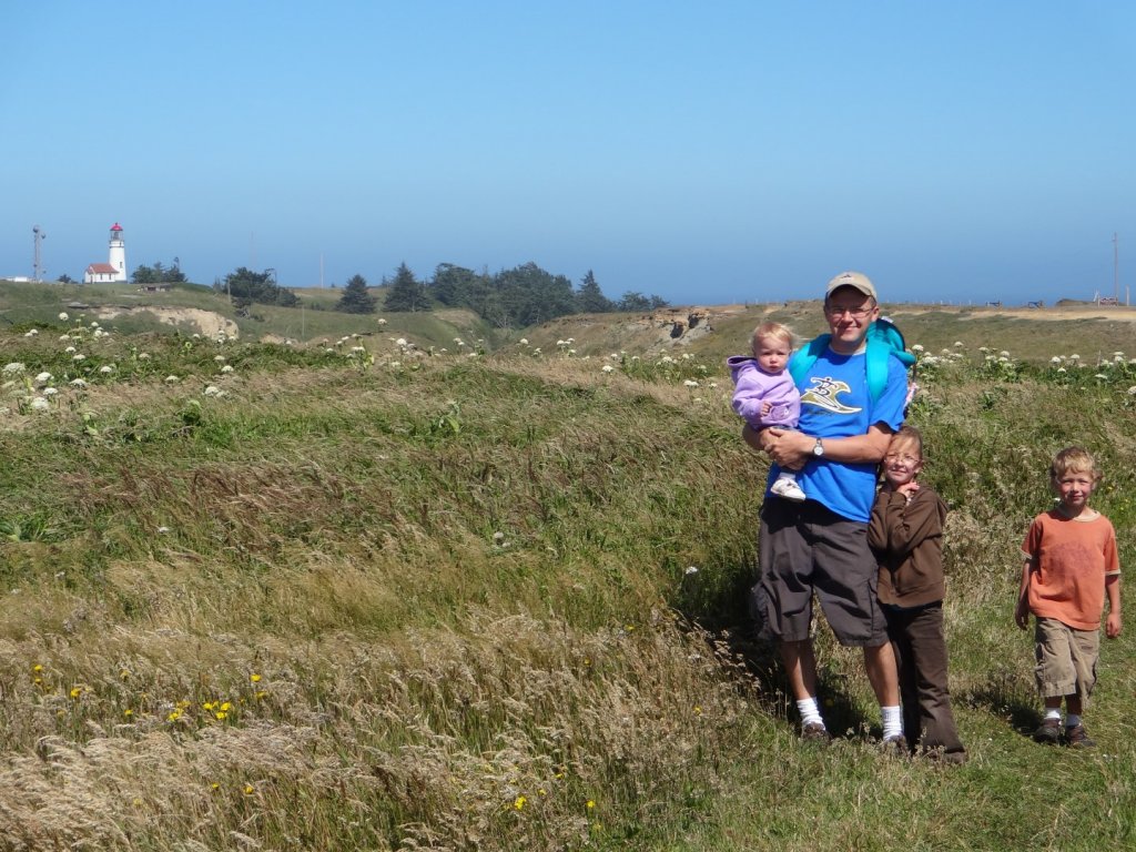 family on the walk to the Cape Blanco Lighthouse