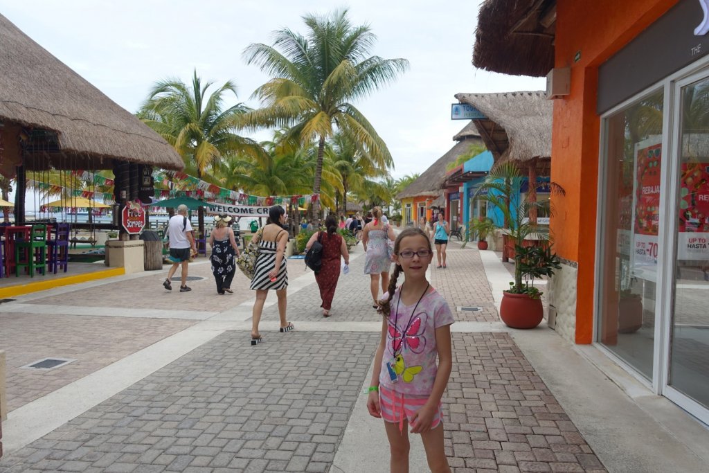 girl posing on the walkway in Cozumel