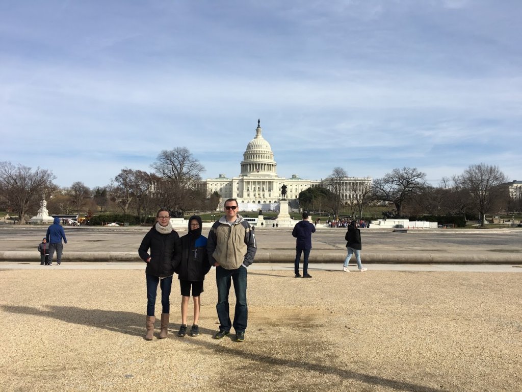 father and kids in front of capitol building